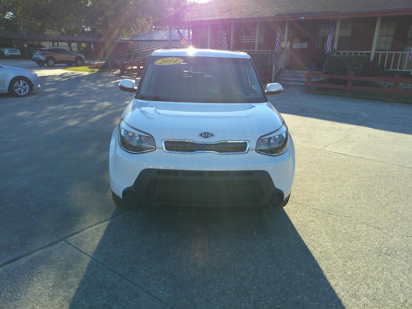 2014 WHITE KIA SOUL + (PLUS) (KNDJP3A50E7) , located at 1200 Cassat Avenue, Jacksonville, FL, 32205, (904) 695-1885, 30.302404, -81.731033 - Photo#0